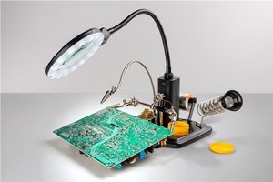 Uchwyt do lutowania Goobay z lupą i podświetleniem LED - trzecia ręka